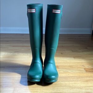 Hunter Tall Forest Green Classic Rubber Rain Boots | woman’s size: 8